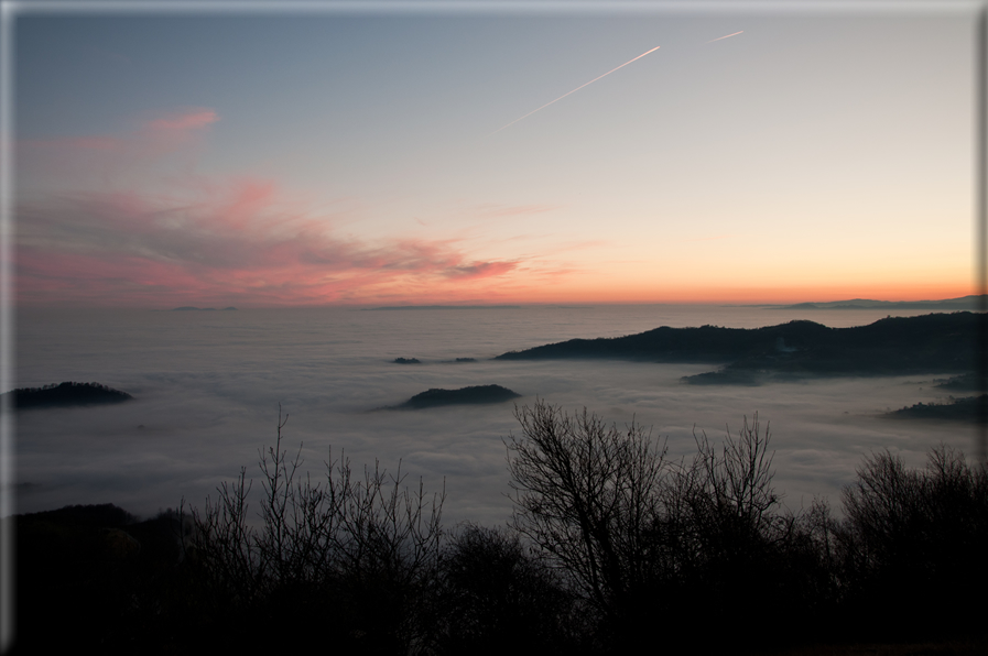 foto Colline nella nebbia al Tramonto